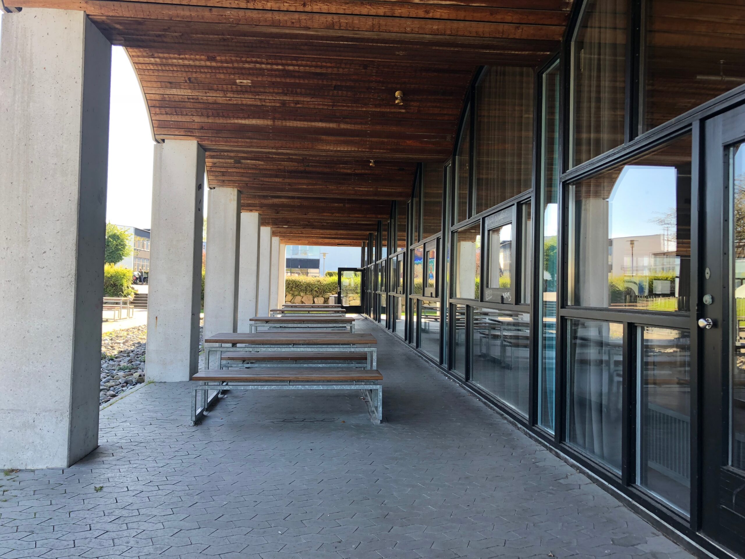 arkitekttegnet bord og bænkesæt fra Peoples