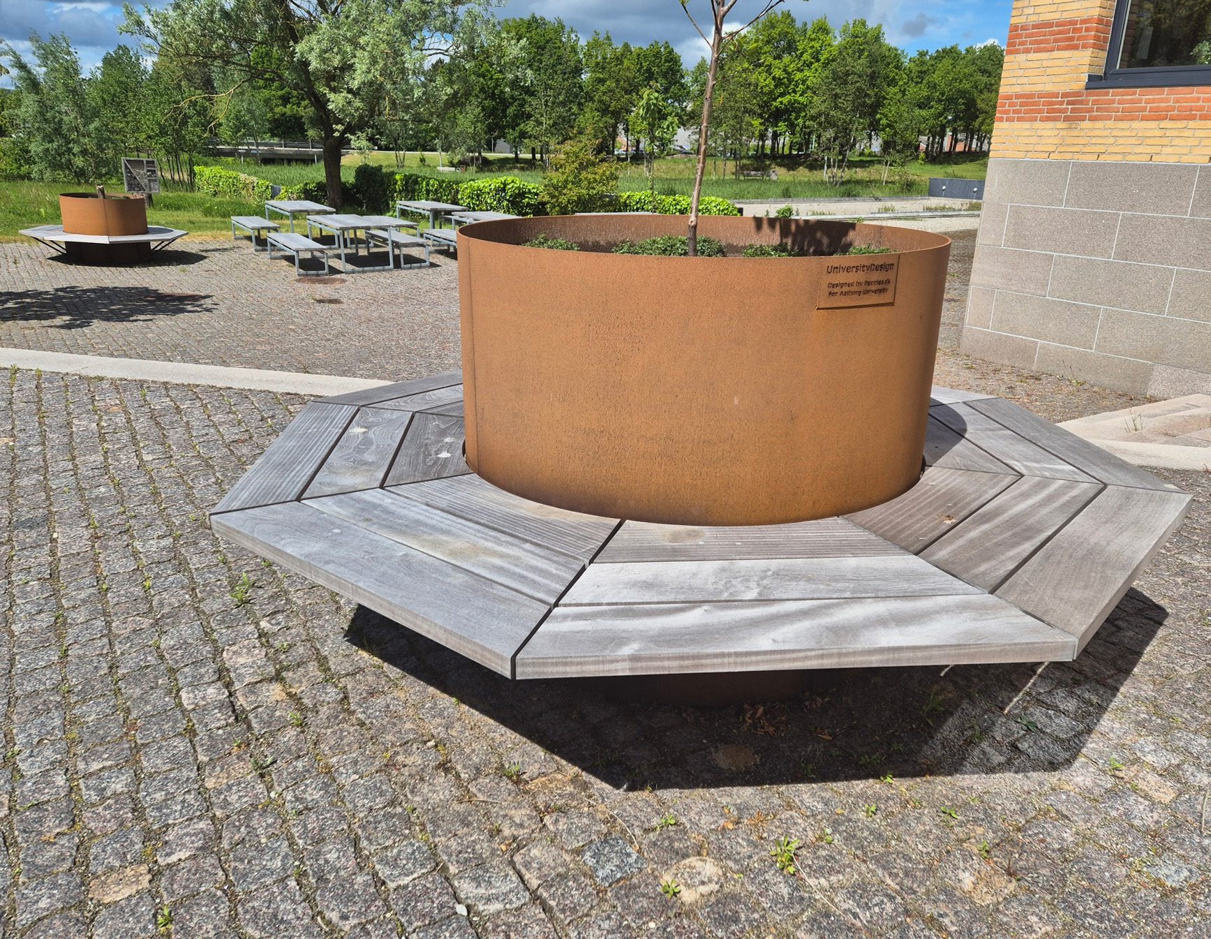 rund bænk og plantekasse corten stål