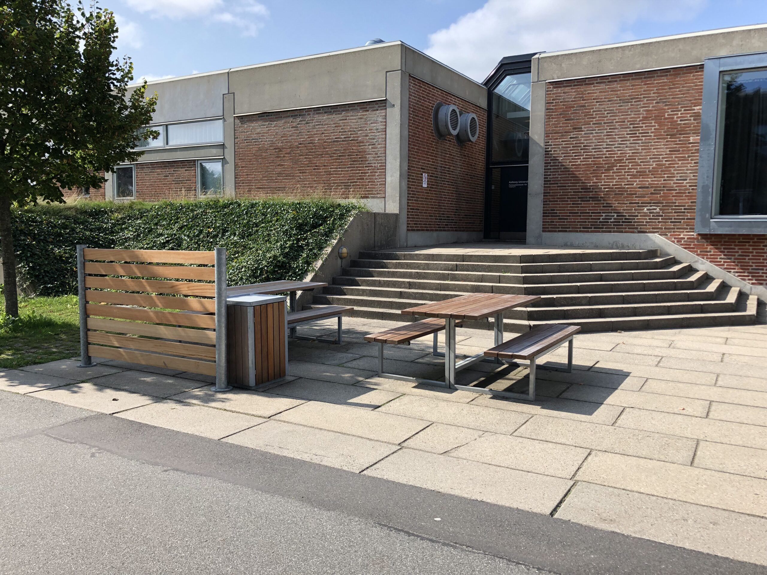 Peoples byrumsmøbler bestående af picnic bord, affaldsspand og læhegn