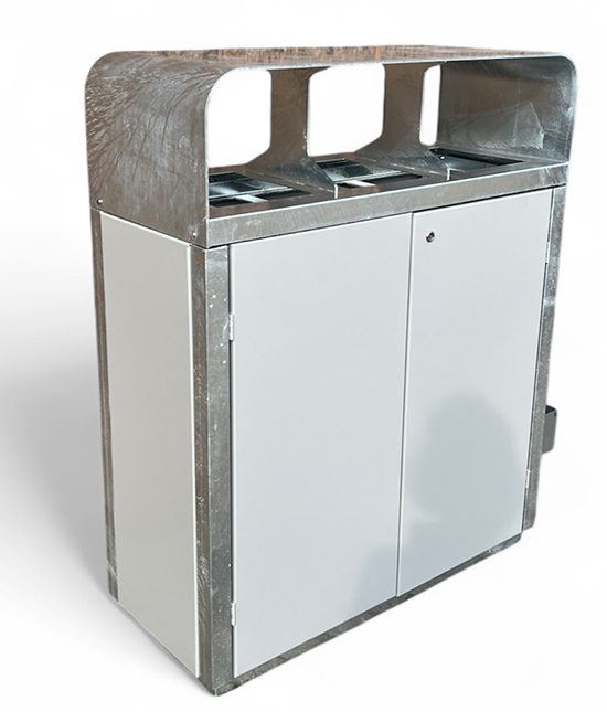 udendørs affaldssortering med tag