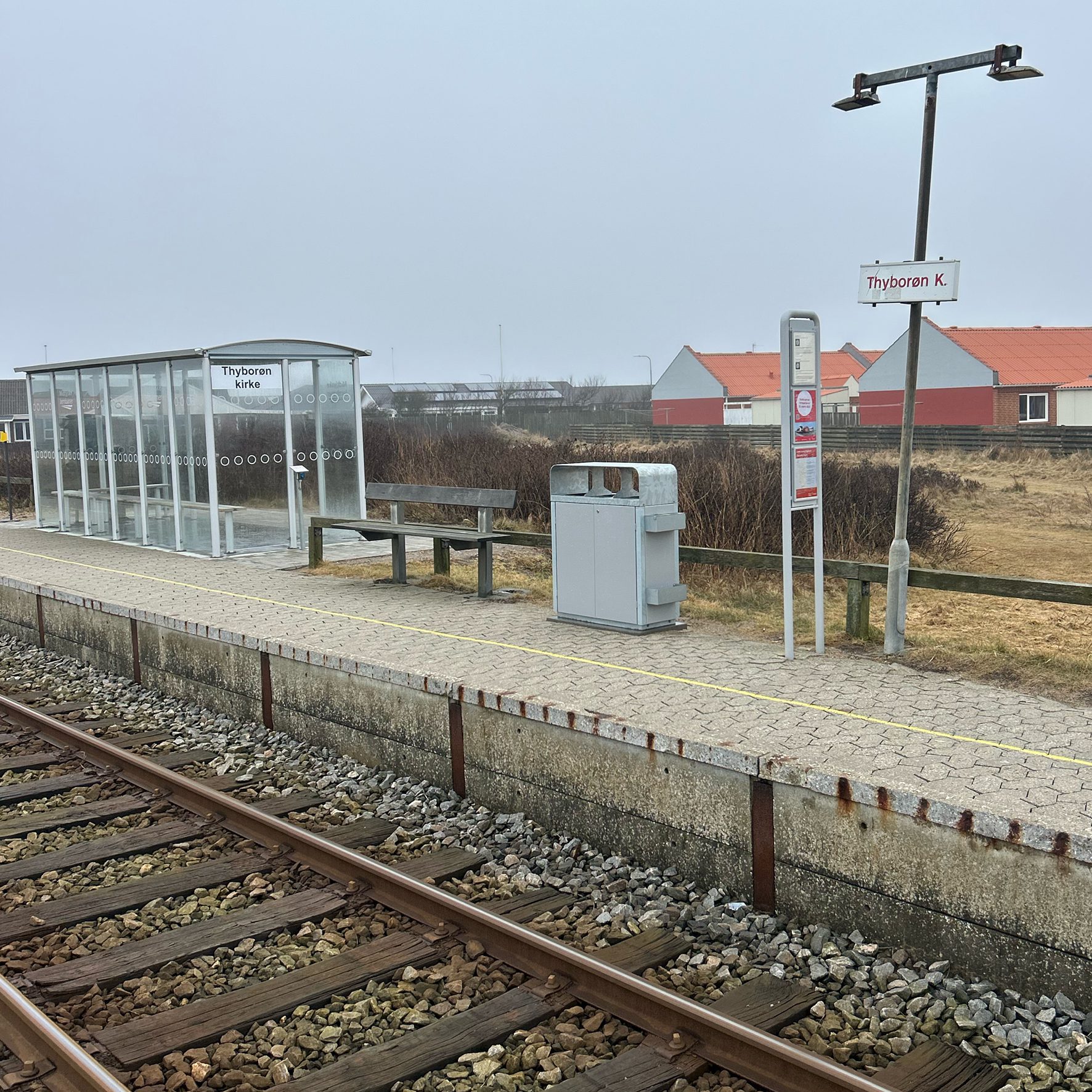 udendørs affaldssortering med tag